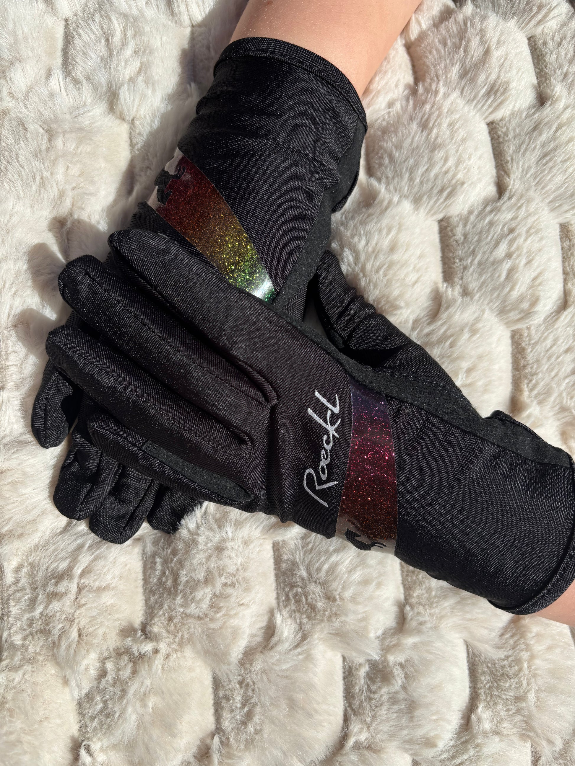 Svarta barnridhandskar från Roeckl i storlek 3.0 till 6.0, med bekväm passform och bra grepp för unga