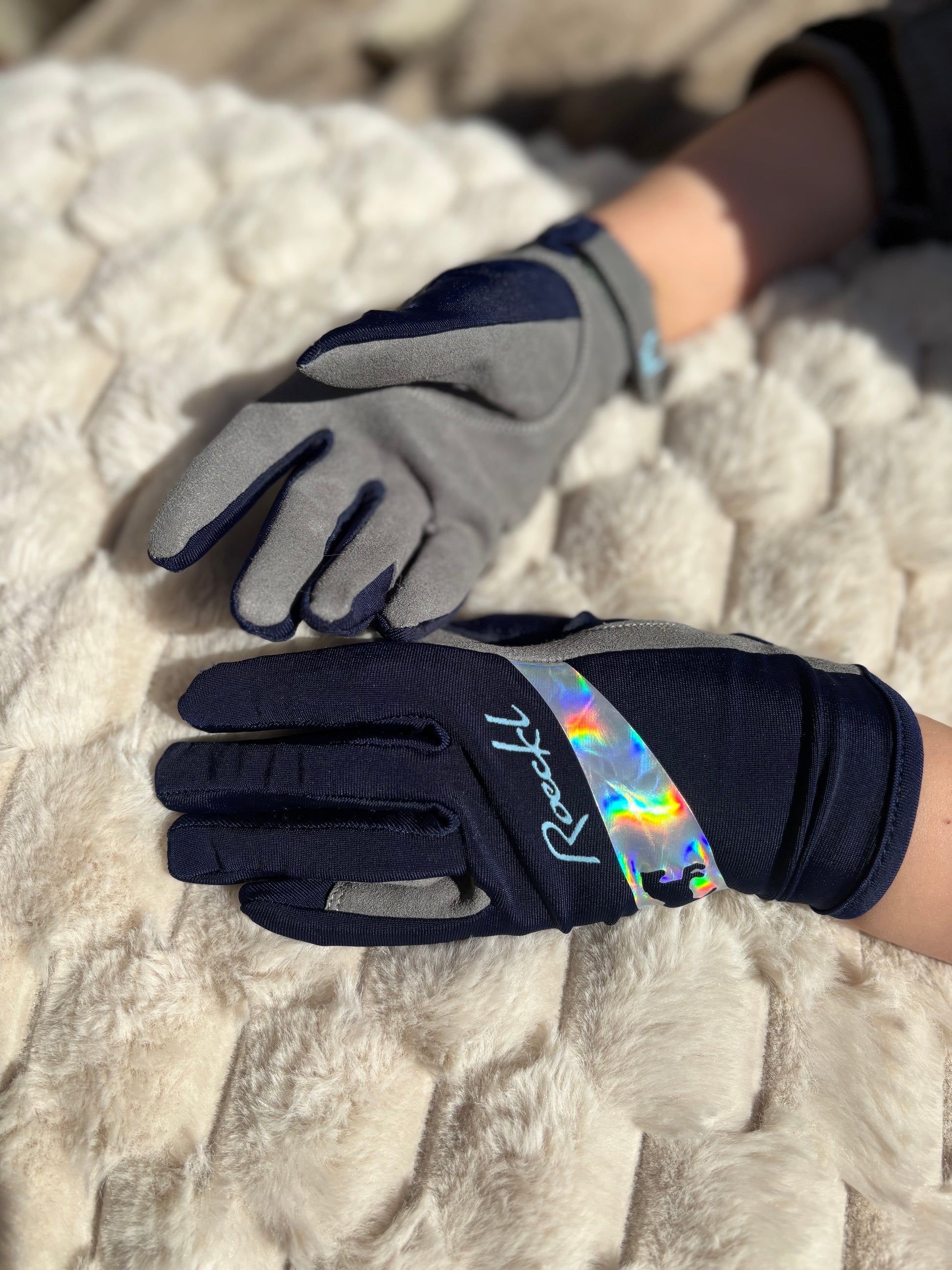 Marinblå barnridhandskar från Roeckl i storlek 3.0 till 6.0, med bekväm passform och bra grepp för unga