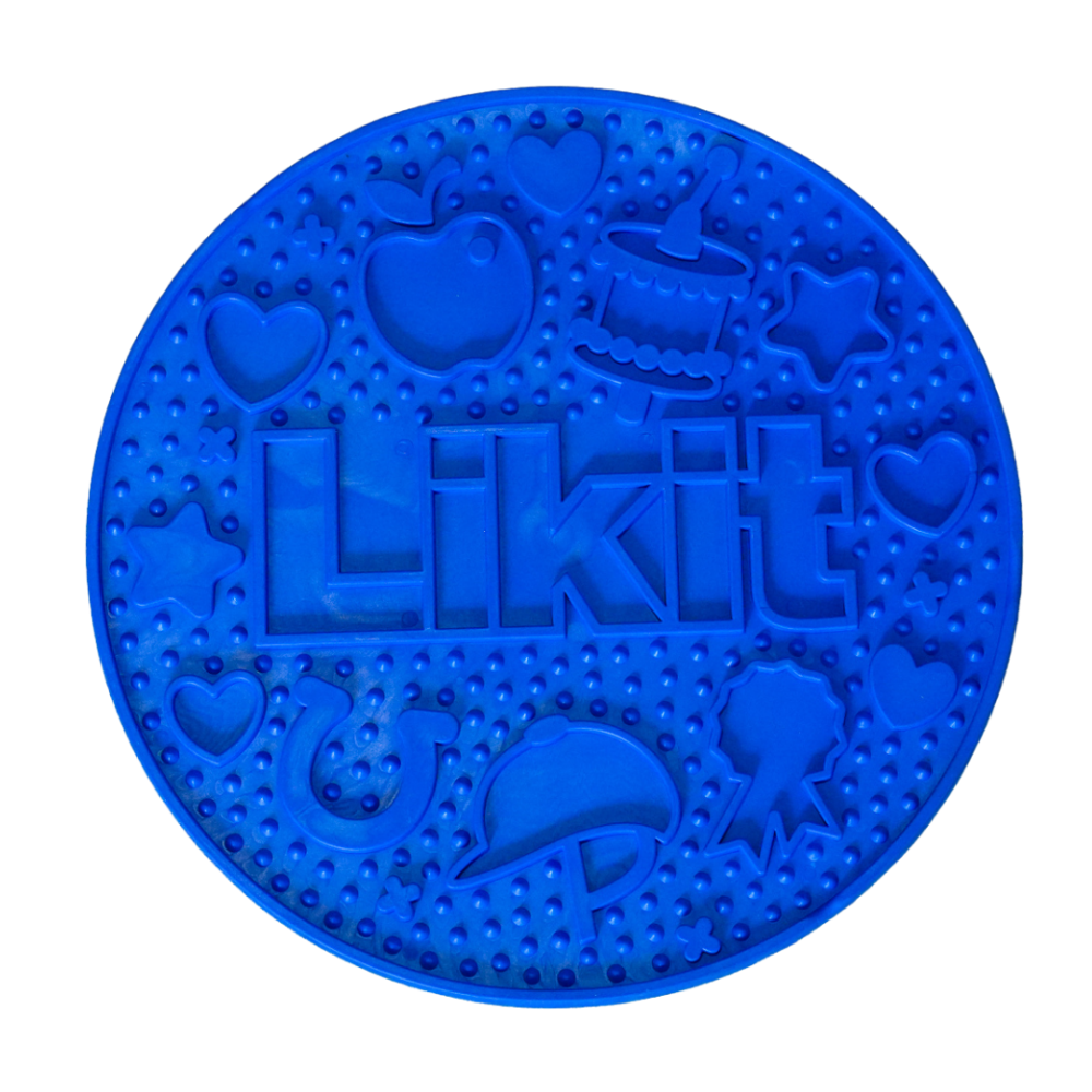 Likit Graze Maze - aktiveringsleksak för hästar som främjar långsammare ätande och mental stimulans, visad mot vid bakgrund