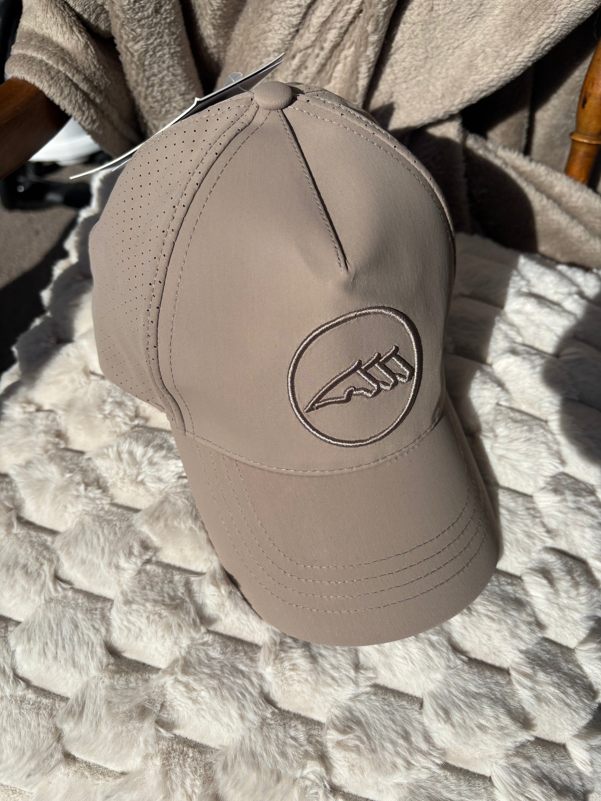 Equiline keps i beige med elegant design och logotyp, perfekt för soligt väder